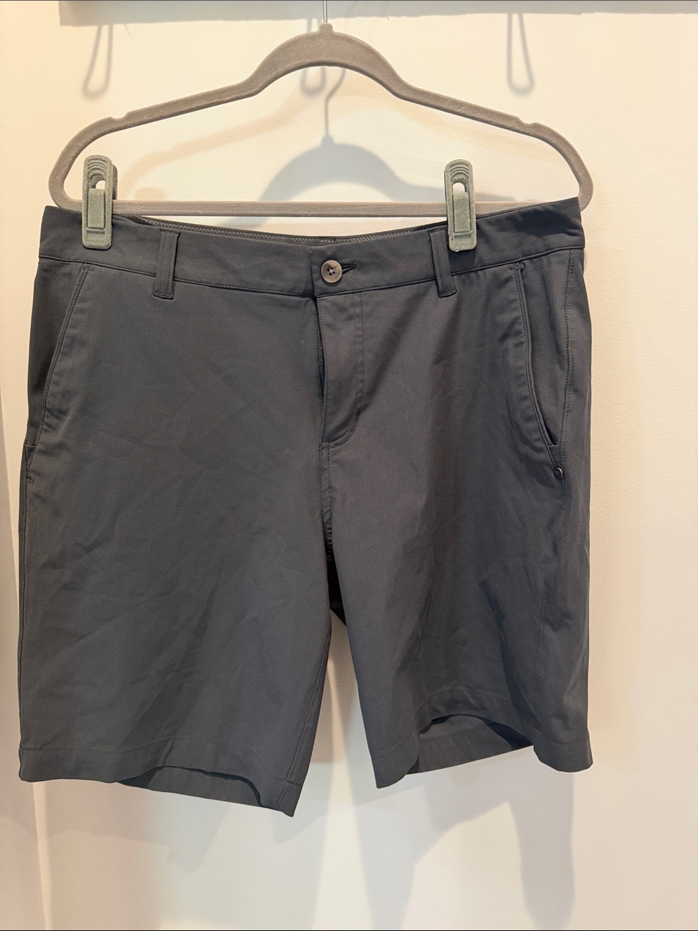 Vuori Men’s Flat Front Stretch Shorts in Charcoal